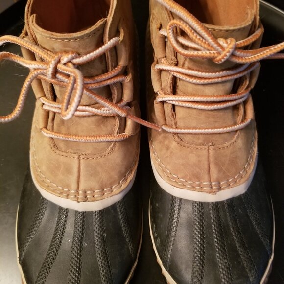 Sorel waterproof boots. Navy rubber and beige leather. Size 9W. - Picture 9 of 9